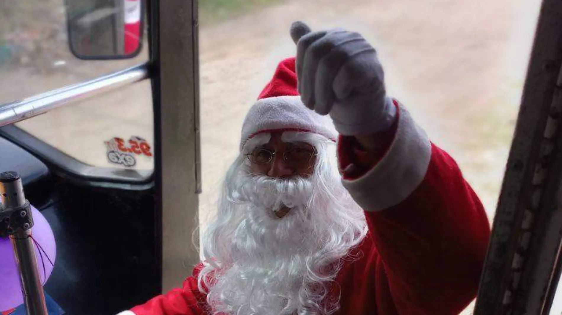 Santa Claus cambia trineo de renos por microbús y lleva regalos a niños del sur de Tamaulipas 